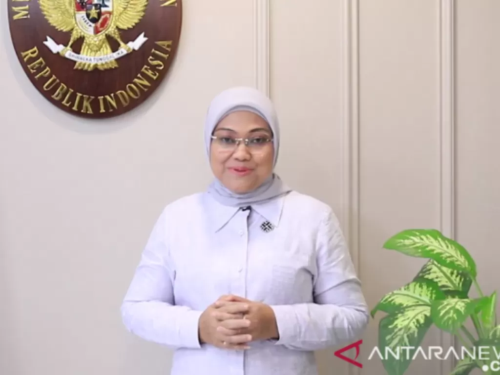  Tangkapan layar dari Menaker Ida Fauziyah dalam video pernyataan resmi Hari Buruh 2021 yang diterima di Jakarta, Jumat (30/4/2021) malam (photo/ANTARA/Prisca Triferna)