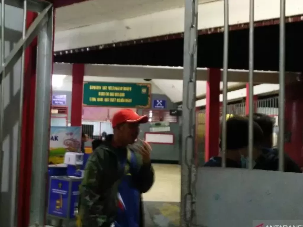 Petugas berjaga di Lapas kelas IIB Muaralabuh pasca kaburnya delapan narapidana Kamis (29/4/2021) malam. (Antara)