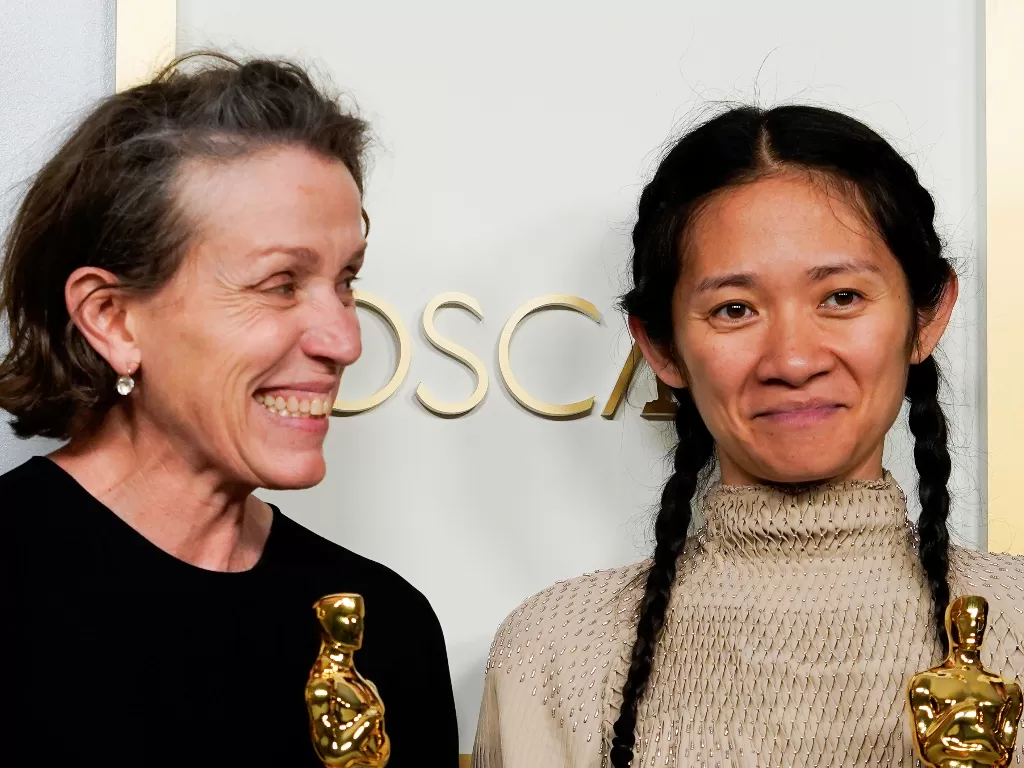 Frances McDormand and Chloe Zhao (REUTERS/POOL)