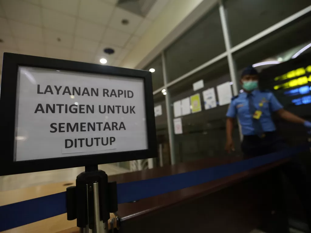 Petugas AVSEC berjaga di lokasi pelayanan swab Antigen yang telah ditutup di Lantai Mezzanine Bandara Internasional Kualanamu, Deli Serdang, Sumatera Utara, Rabu (28/4/2021). (ANTARA FOTO/Adiva Niki)