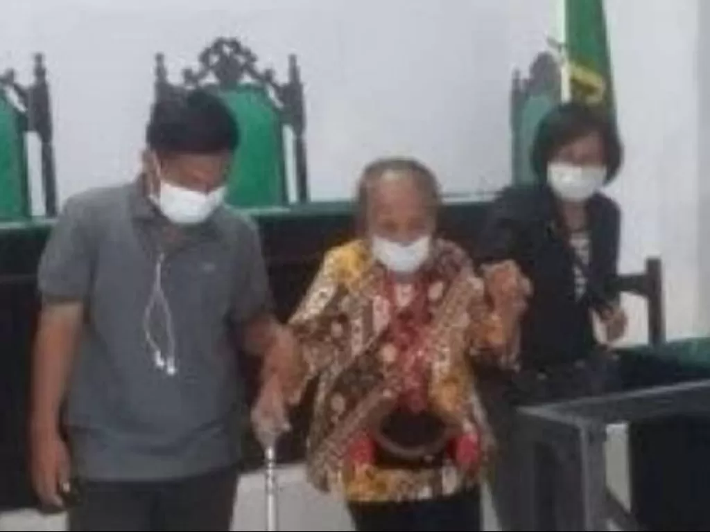 Agustin Bua, nenek 78 tahun tertatih-tatih berjalan di ruang persidangan (Istimewa)
