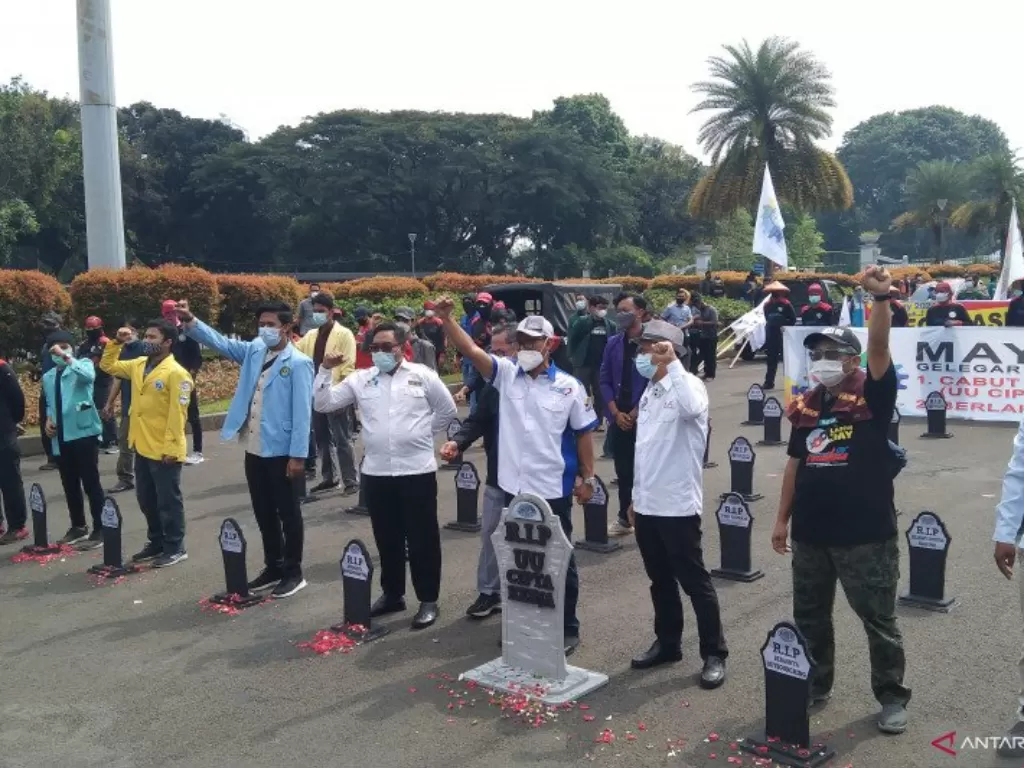 Perwakilan para buruh memperingati Hari Buruh di kawasan Silang Monas di Jakarta Pusat, Sabtu (1/5/2021). (photo/ANTARA/Dewa Ketut Sudiarta Wiguna)