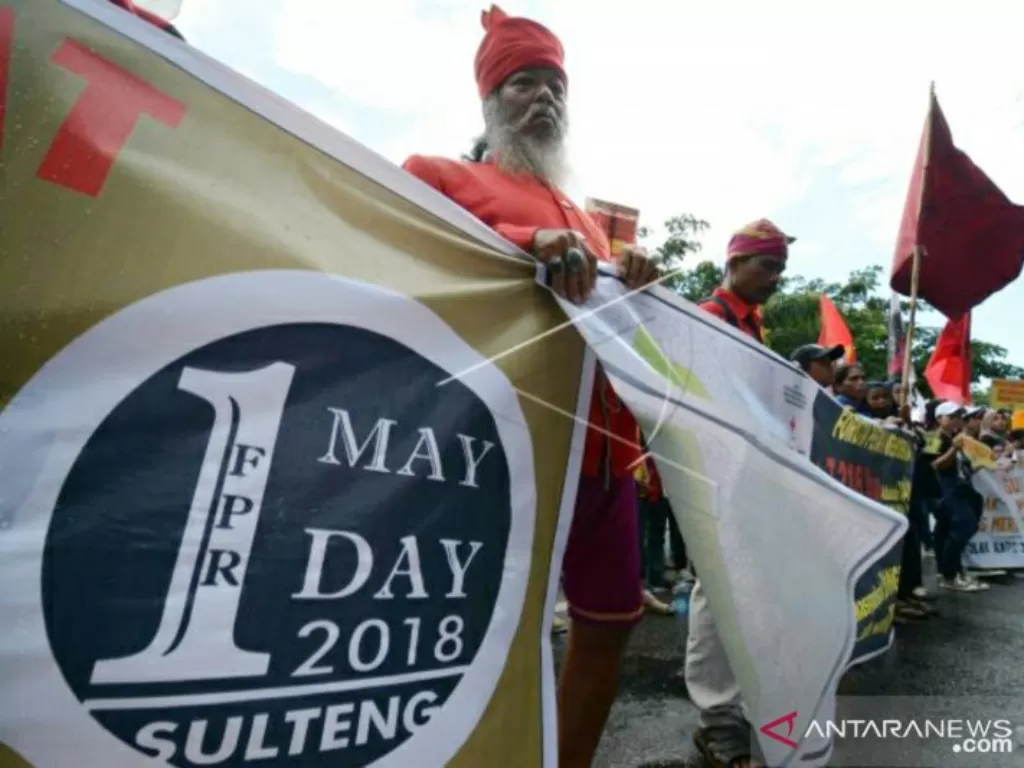 Akitivis buruh menggelar unjuk rasa memperingati Hari Buruh Internasional di Palu, Sulawesi Tengah, Selasa (1/5/2018). (ANTARAFOTO/Basri Marzuki/aww/18.)