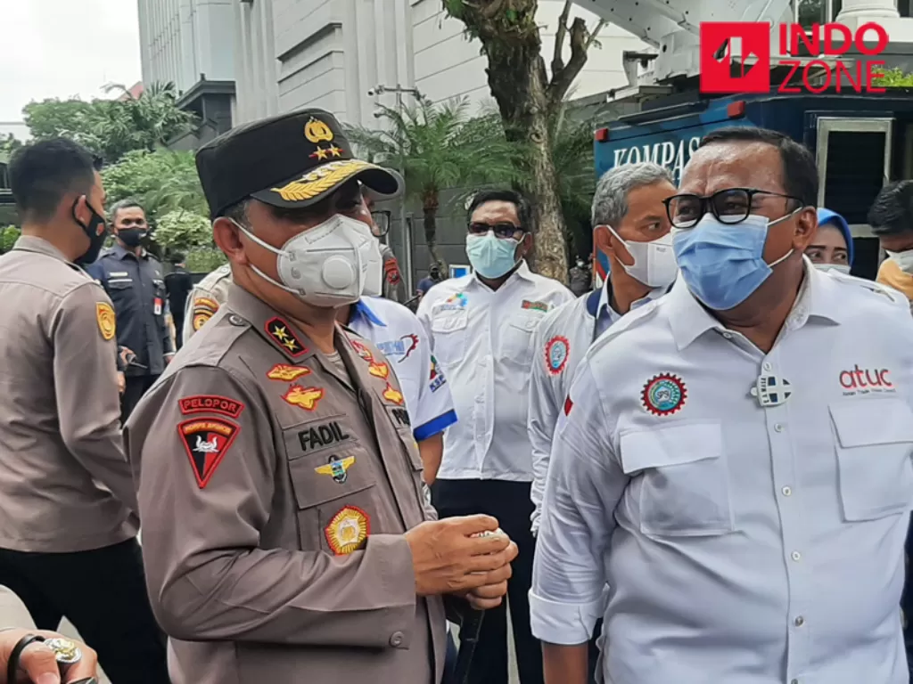 Kapolda Metro Jaya Irjen Pol Fadil Imran dampingi perwakilan massa buruh ke MK. (INDOZONE/Harits Tryan Akhmad)