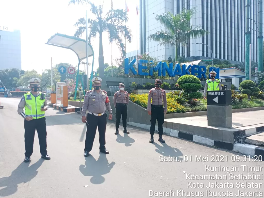 Polda Metro Jaya mulai mengamankan depan gedung Kemnaker (Foto: twitter @TMCPoldaMetroJaya