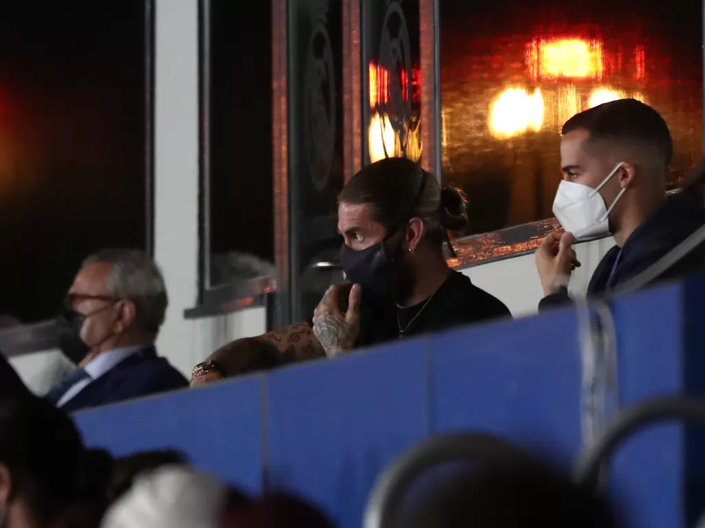 Sergio Ramos menyaksikan pertandingan dari kursi penonton. (photo/REUTERS/Susana Vera)
