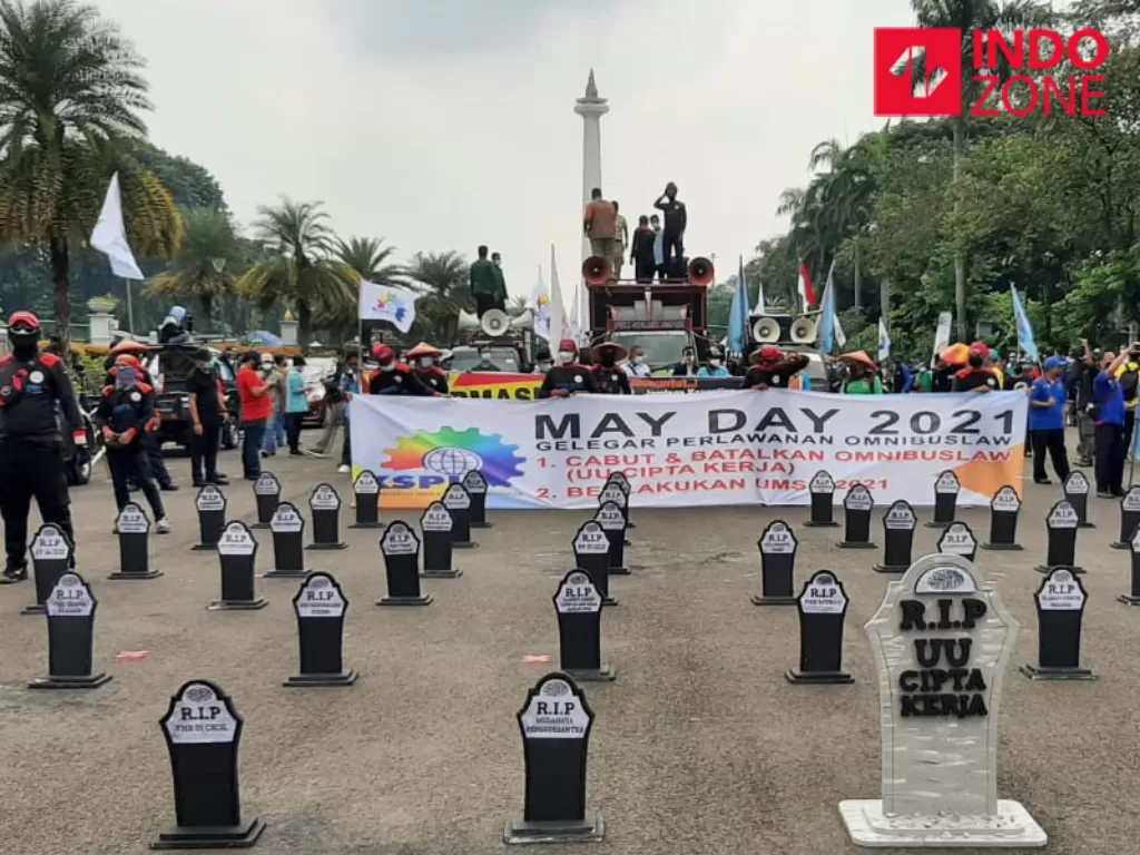 Aksi elemen buruh pajang replika nisan saat peringat Hari Buruh Internasional atau May Day di Jakarta Pusat, Sabtu (1/5/2021). (INDOZONE/Harits Tryan Akhmad).