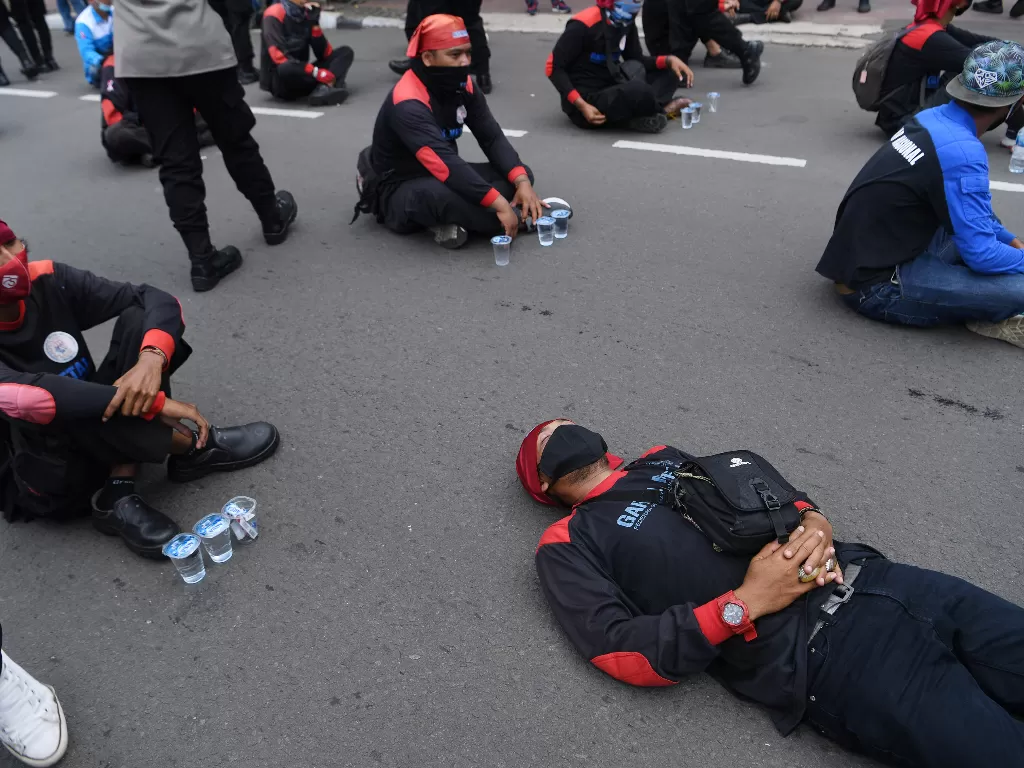 Sejumlah buruh yang tergabung dalam Konfederasi Serikat Pekerja Indonesia (KSPI) berunjuk rasa di kawasan Patung Kuda, Jakarta, Senin (12/4/2021). (ANTARA FOTO/Hafidz Mubarak A/wsj.)