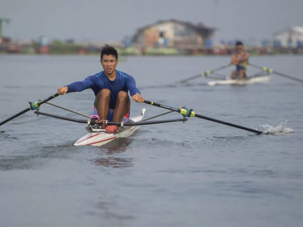  Atlet dayung nomor rowing Kakan Kusmayana (kiri) berlatih dalam Pelatnas Dayung di Waduk Jatiluhur, Kabupaten Purwakarta, Jawa Barat, Selasa (16/6/2020).  (ANTARA/ADITYA PRADANA PUTRA) 