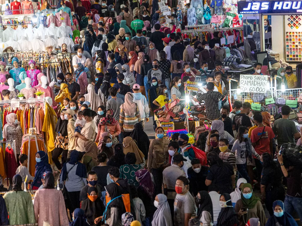 Kerumunan di Pasar Tanah Abang (ANTARA FOTO/Aditya Pradana Putra)