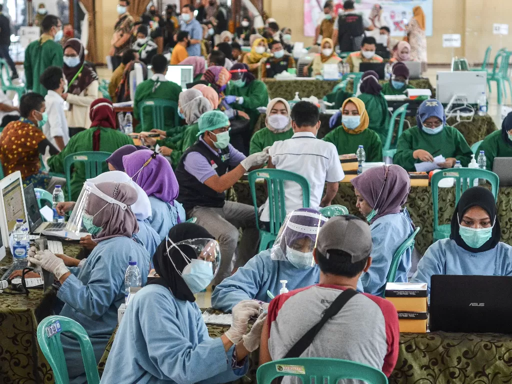  Ilustrasi. Tenaga kesehatan menyuntikkan vaksin COVID-19 kepada petugas pelayan publik dalam vaksinasi massal di Gedung Islamic Center, Kabupaten Ciamis, Jawa Barat, Selasa (6/4/2021). (photo/ANTARA FOTO/Adeng Bustomi)