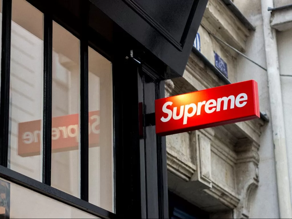 The first photos of the Supreme store in Milan