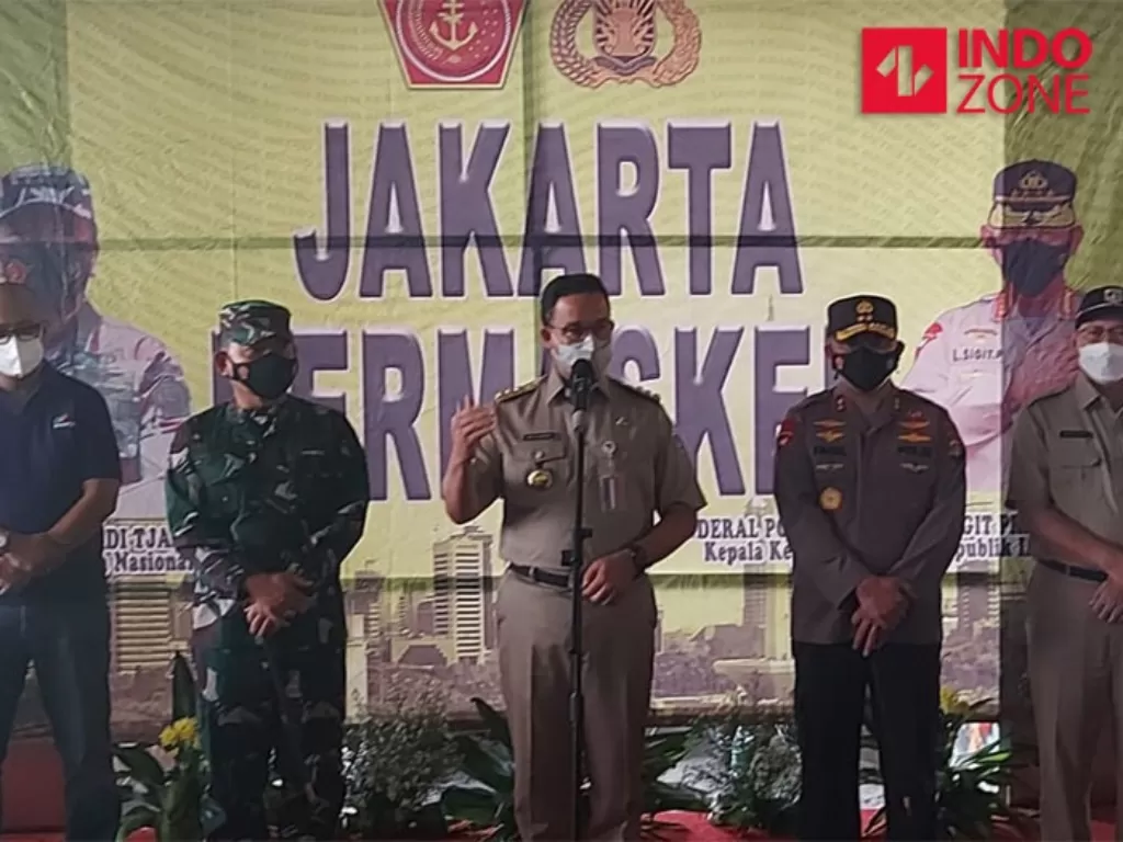 Gubernur DKI Jakarta Anies Baswedan, Kapolda Metro dan Pangdam Jaya di Pasar Tanah Abang, Jakpus, Minggu (2/5/2021). (INDOZONE/Samsudhuha Wildansyah)