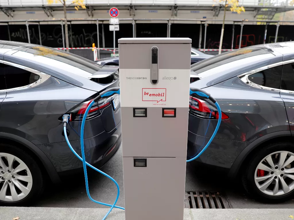 Mobil listrik Tesla. (photo/REUTERS/Fabrizio Bensch)