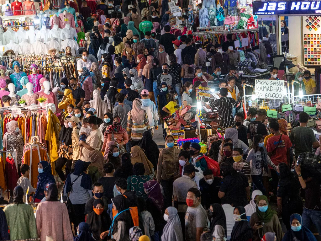 Sejumlah warga memadati Blok B Pusat Grosir Pasar Tanah Abang untuk berbelanja pakaian di Jakarta Pusat, Minggu (2/5/2021). ANTARA FOTO/Aditya Pradana Putra)