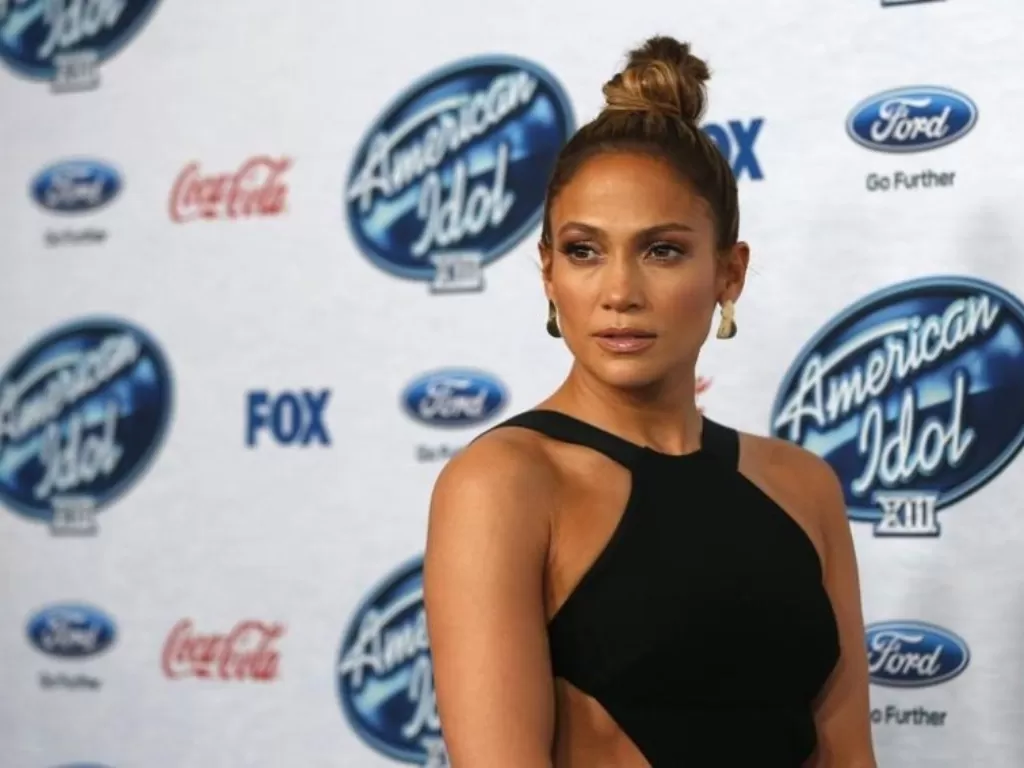 Penyanyi dan juri Jennifer Lopez berpose di pesta finalis American Idol XIII di West Hollywood, California. (photo/Dok. Asia One via REUTERS)