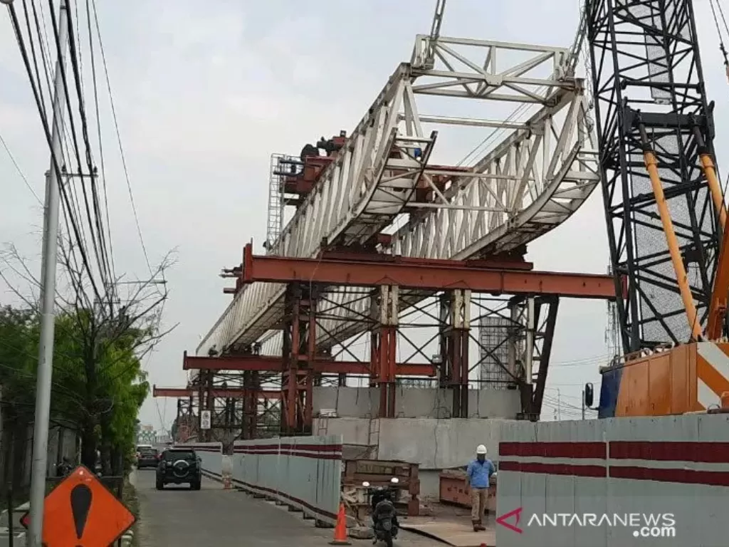 Pembangunan jalan layang oleh Kementerian PUPR untuk memperlancar akses Bandara Ahmad Yani Semarang, Jawa Tengah. (photo/ANTARA/HO-Kementerian PUPR)