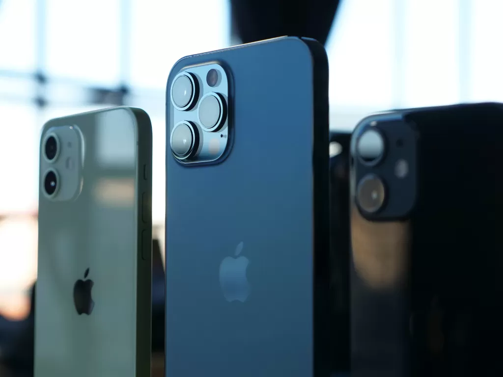 Tampilan belakang dari smartphone iPhone buatan Apple (photo/Unsplash/Denis Cherkashin)