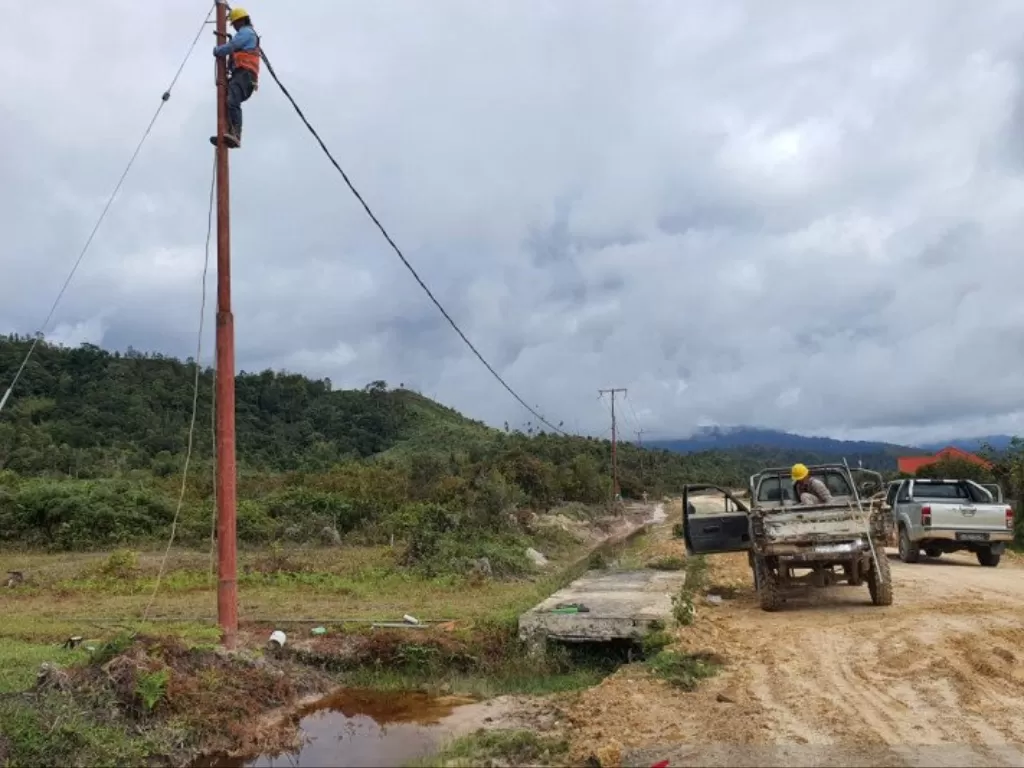  Pemasangan jaringan listrik PLN di Krayan, Kalimantan Utara. Proyek serupa di Kalimantan Timur pun menghadapi kendala yang sama, berupa keterbatasan infrastruktur dan jarak yang jauh untuk membawa material jaringan. (ANTARA/HO/Humas PLN Kaltimra) 