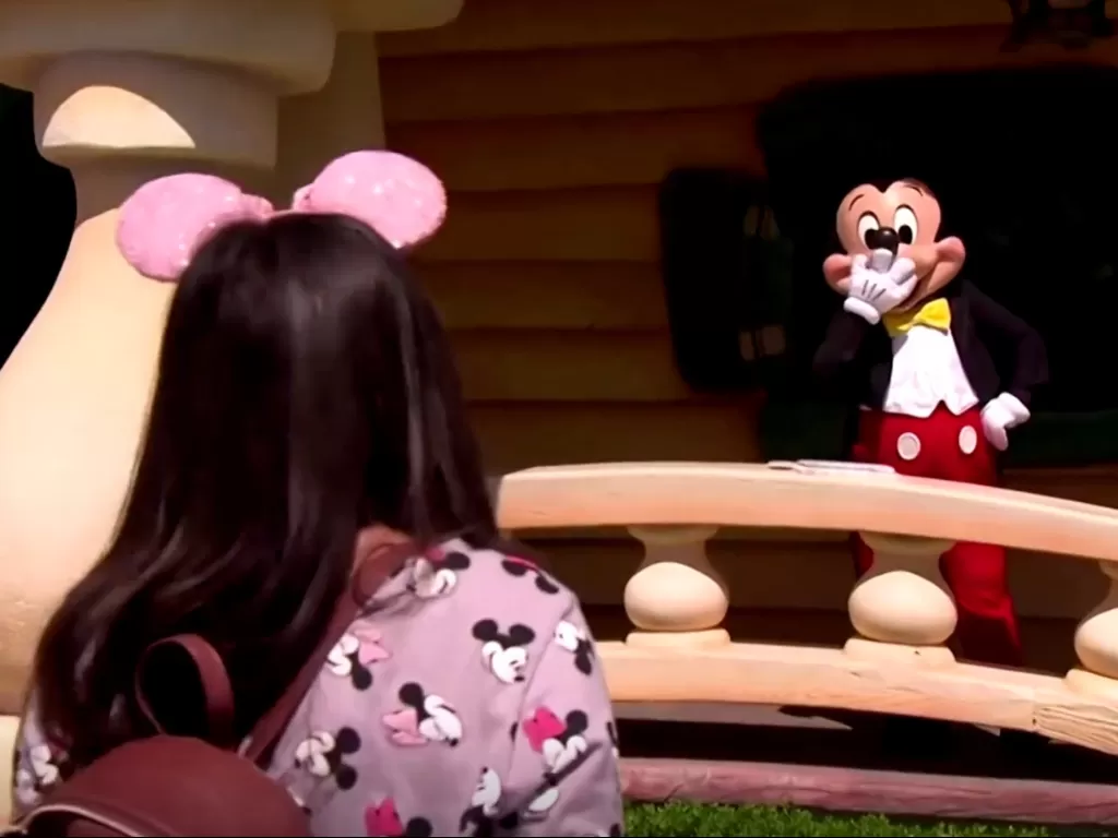 Pengunjung saat kunjungi Disneyland, California dan bertemu Mickey Mouse. (REUTERS).
