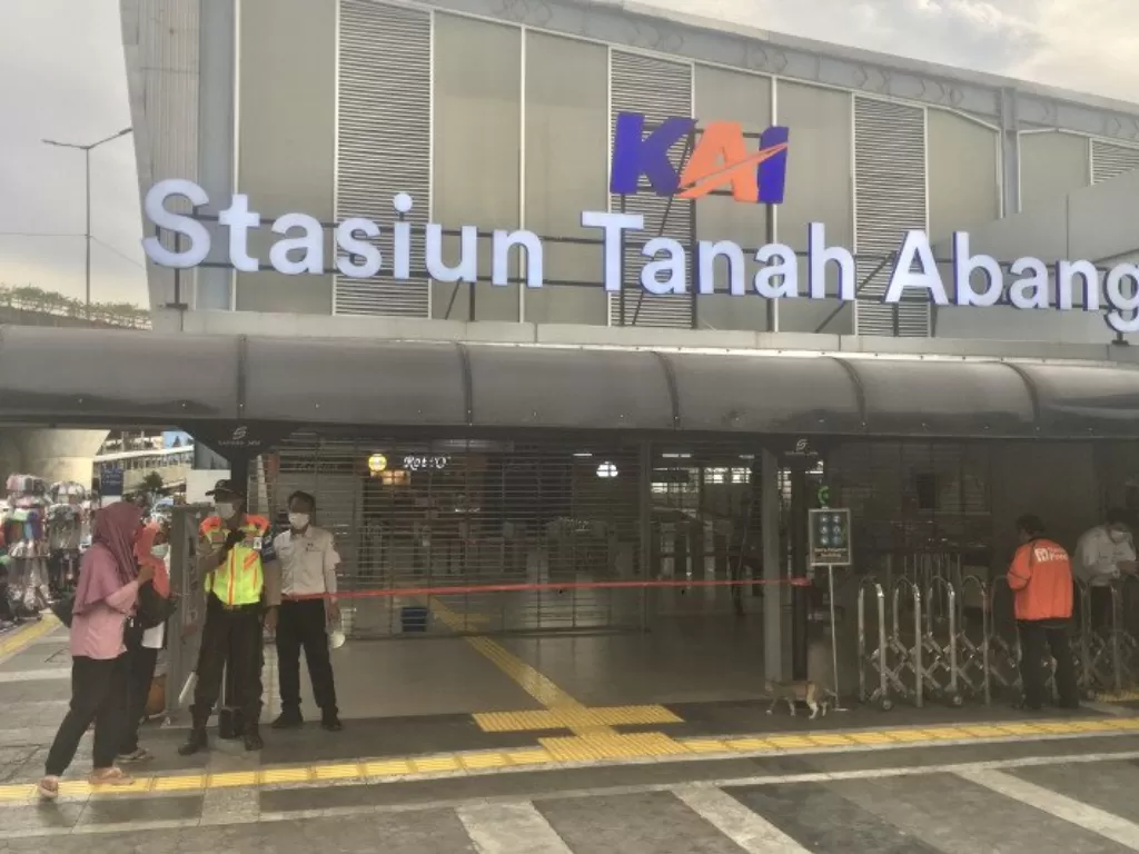 Pintu Kereta Rel Listrik (KRL) Stasiun Tanah Abang, Jakarta Pusat, ditutup sejak pukul 15.00 WIB sampai pukul 19.00 WIB pada Senin (3/5/2021). (ANTARA/Abdu Faisal)