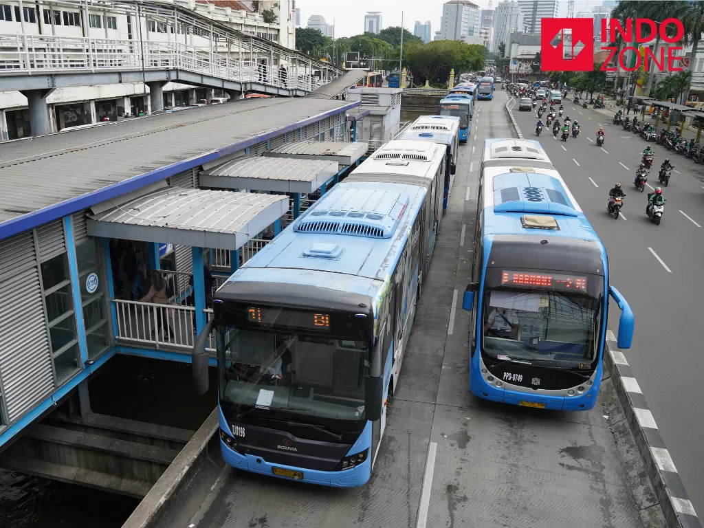 Sejumlah bus transjakarta berhenti di Halte Harmoni, Jakarta, Rabu (5/2/2020). (INDOZONE)