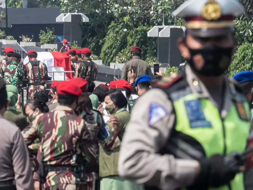 Suasana pemakaman Kabinda Papua yang tewas ditembak KKB (ANTARA FOTO/Muhammad Adimaja/aww.)
