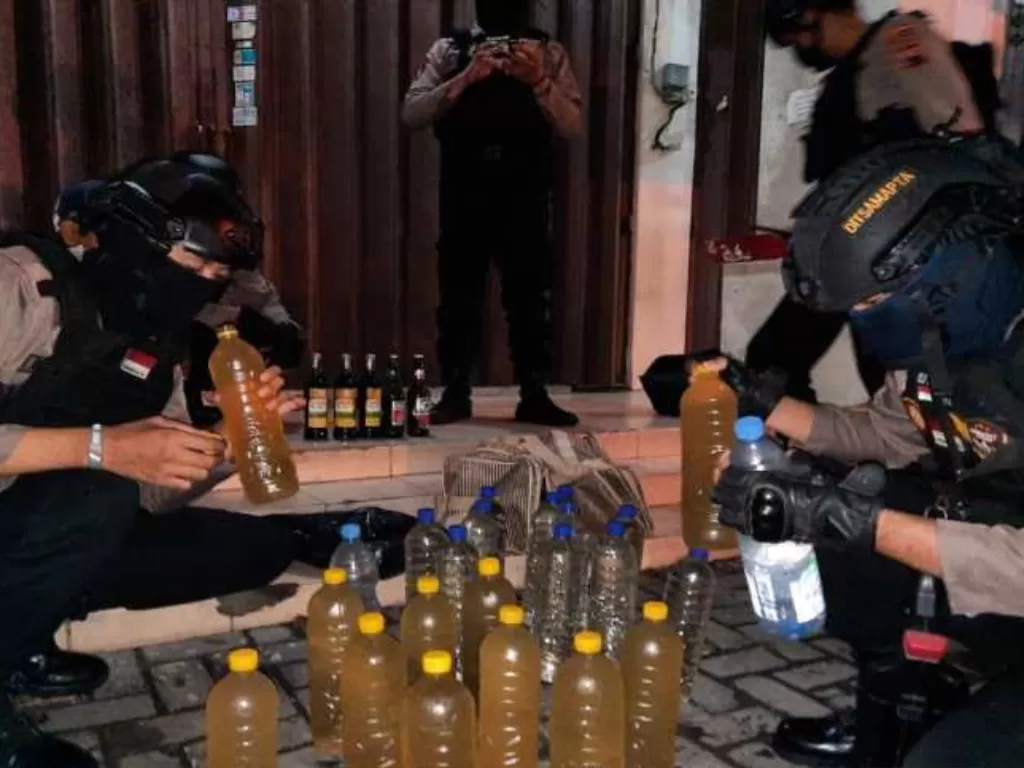  Petugas Satuan Samapta Polresta Surakarta saat mengumpulkan barang bukti minuman keras di Ruko Purwosari Laweyan Solo, Minggu (2/5/2021) (ANTARA/HO Humas Polresta Surakarta) 