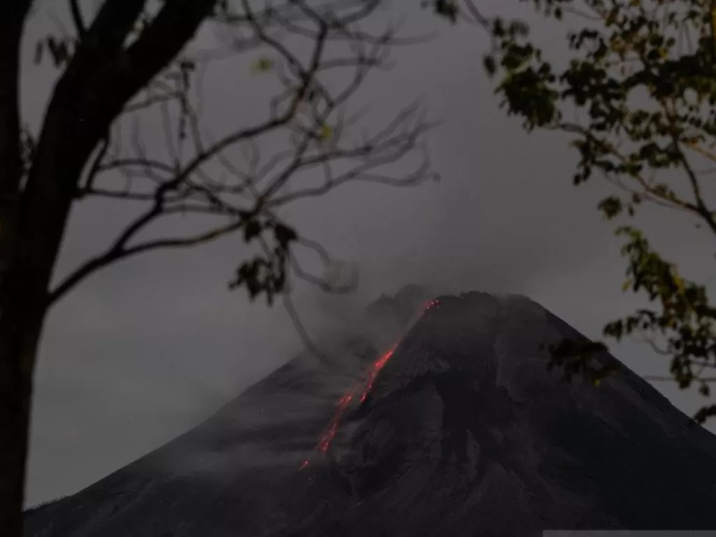 Arsip foto: Lava pijar berguguran dari puncak Gunung Merapi terlihat di Turi, Sleman, DI Yogyakarta, Minggu (25/4/2021). (ANTARA FOTO/Hendra Nurdiyansyah) 