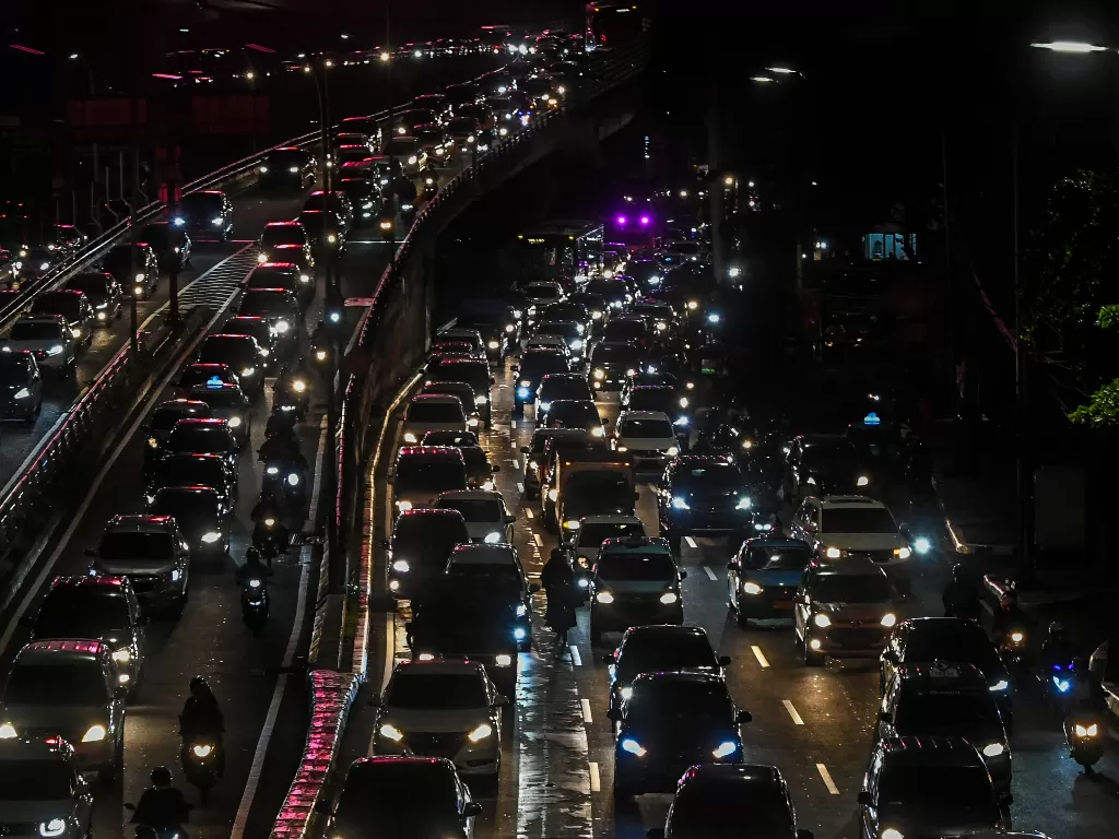 Suasana kendaraan terjebak macet di Jalan Tol Cawang-Grogol, Jakarta, arah Tol Cikampek Utama (GT Cikatama) pada H-5 larangan mudik atau Sabtu (1/5/2021). (ANTARA FOTO/Galih Pradipta)