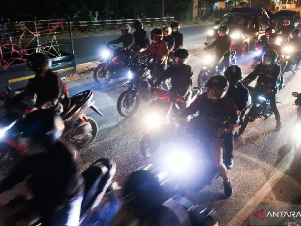 Pemudik sepeda motor mulai memadati jalur arteri Pantai Utara Jawa di Karawang, Jawa Barat, Selasa (4/5/2021). (ANTARA/Sugiharto Purnama) 