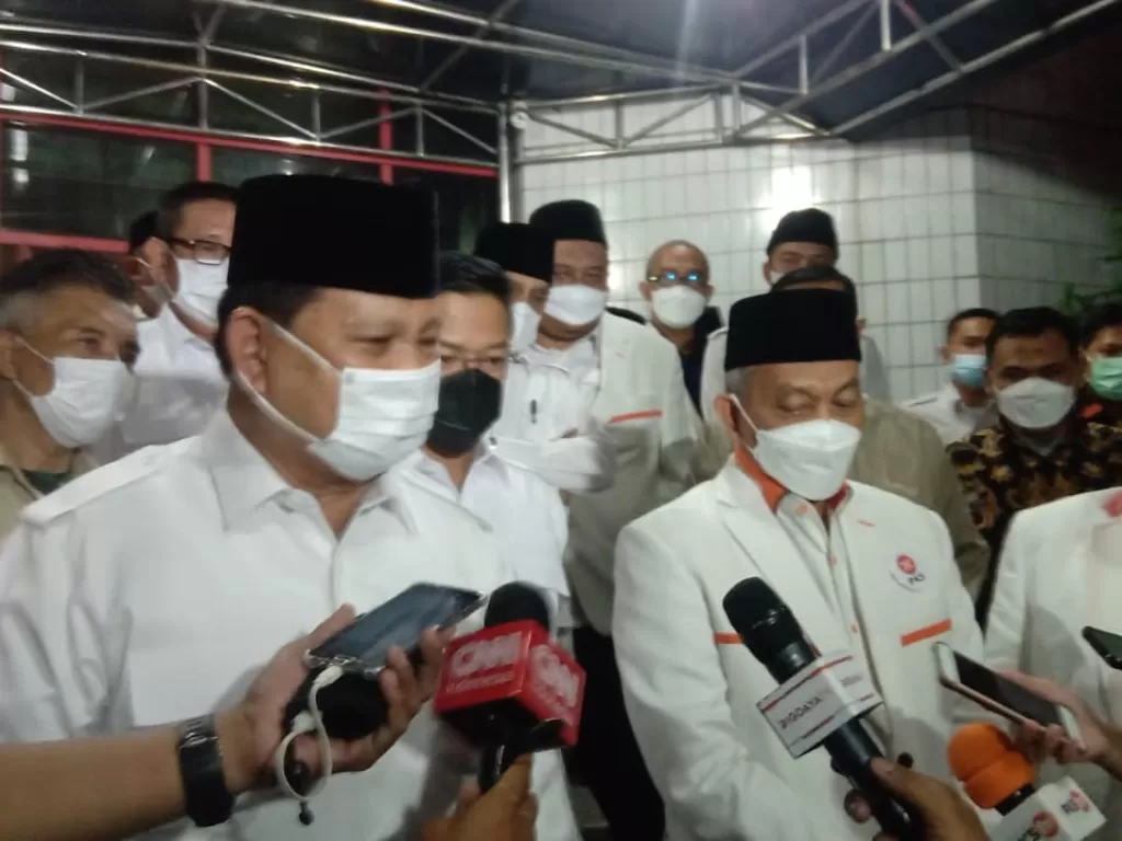 Ketum Gerindra Prabowo Subianto bersama dengan Presiden Ahmad Syaikhu (INDOZONE/Harits Tryan Akhmad)
