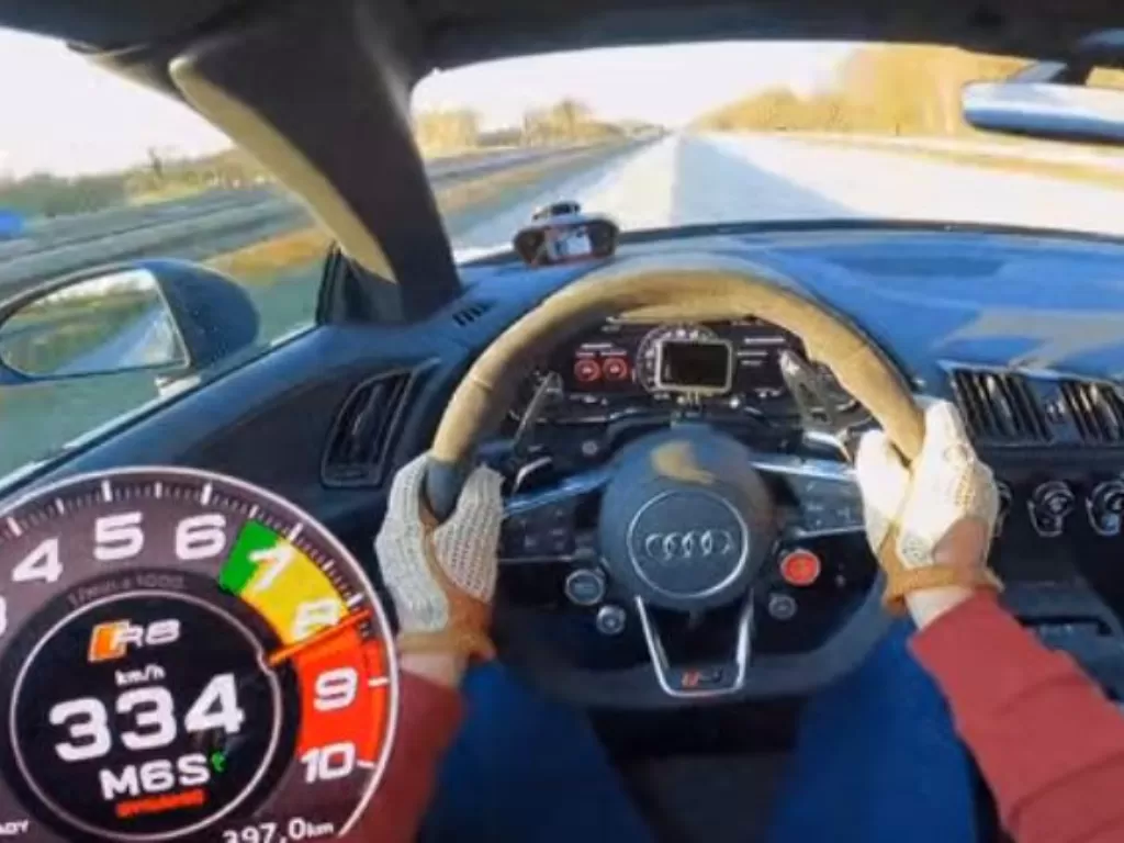 Tampilan Audi R8 Facelift yang digeber di Autobahn. (photo/SS/Youtube/Automann-TV)