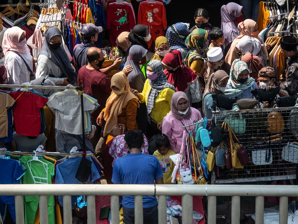 Menjelang Hari Raya Idul Fitri 1442 Hijriah, kawasan Pasar Tanah Abang mulai dipadati warga untuk berbelanja berbagai kebutuhan. (ANTARA FOTO/Aprillio Akbar/fo).