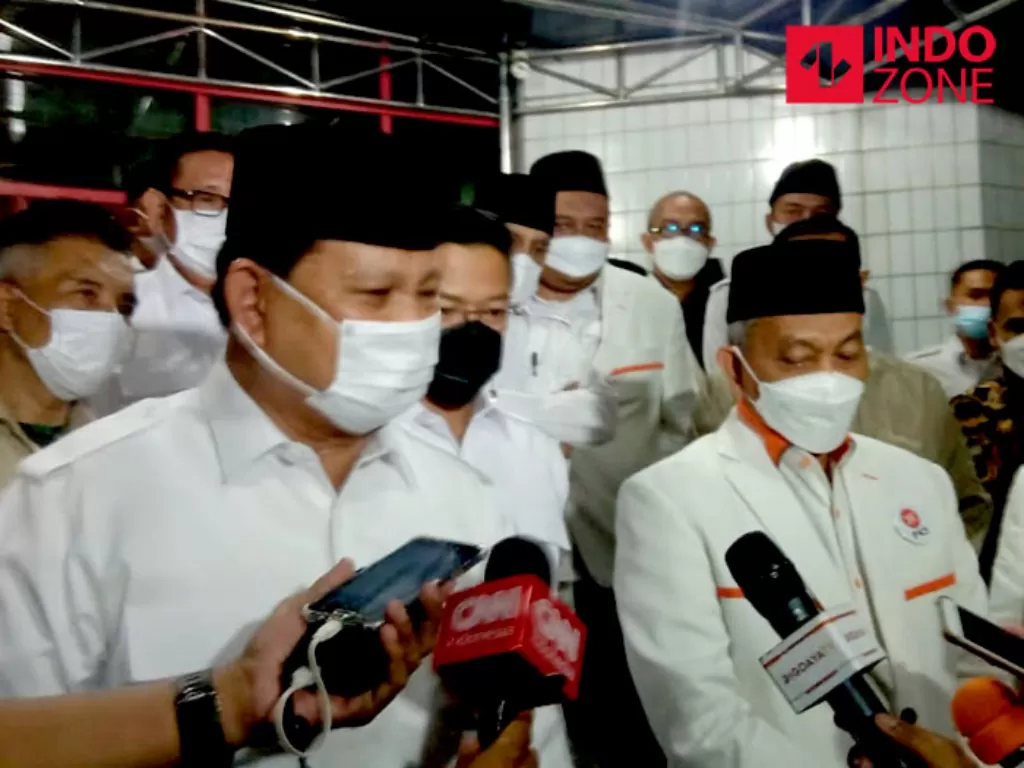 Ketum Gerindra Prabowo Subianto (kiri) bersama dengan Presiden Ahmad Syaikhu (kanan) usai pertemuan di Kantor DPP Gerindra, Jakarta Selatan, Selasa (4/5/2021). (INDOZONE/Harits Tryan Akhmad)