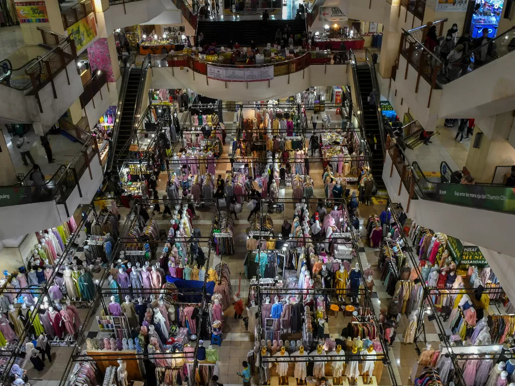 Suasana pusat perbelanjaan Thamrin City di Jakarta, Senin (3/5/2021). Warga mulai mendatangi mal atau pusat perbelanjaan untuk berbelanja menyambut Idul Fitri 1422 Hijriah. (ANTARA FOTO/Galih Pradipta)