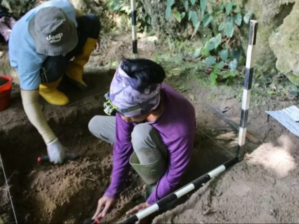  Tim arkeolog dari Balai Arkeologi Papua menemukan benda-benda yang menunjukkan jejak kehidupan manusia prasejarah di Kabupaten Tambrauw, Provinsi Papua Barat. (Antaranews/HO Tim Balai Arkeolog Papua)