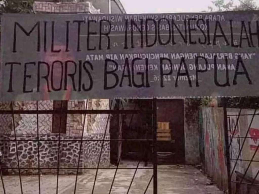 Spanduk bertuliskan 'MIliter Indonesialah Teroris Bagi Papua'. (Facebook Veronica Koman)
