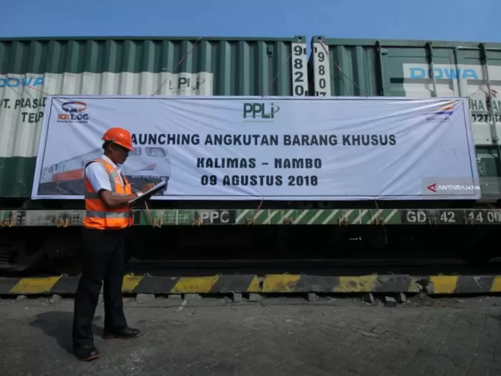 Petugas memeriksa gerbong logistik PT Kereta Api Logistik (Kalog). (photo/Antara Jatim/Didik Suhartono)
