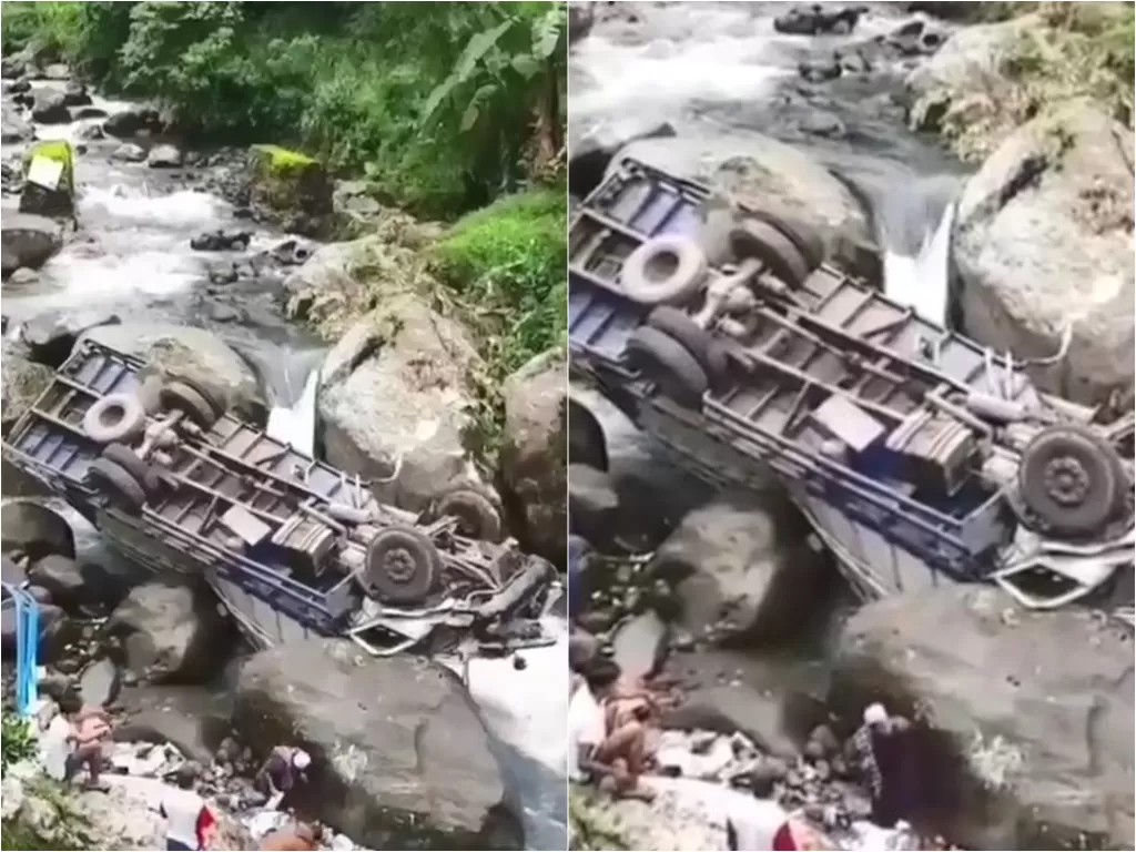 Truk terjun ke sungai di Sitinjau Lauik (Instagram/andreli48)