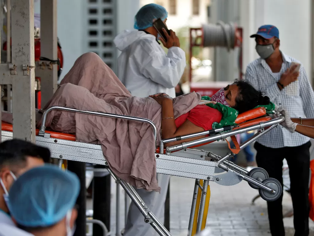 Seorang pasien Covid-19 di rumah sakit di Ahmedabad, Senin (19/4/2021). (REUTERS/Amit Dave)