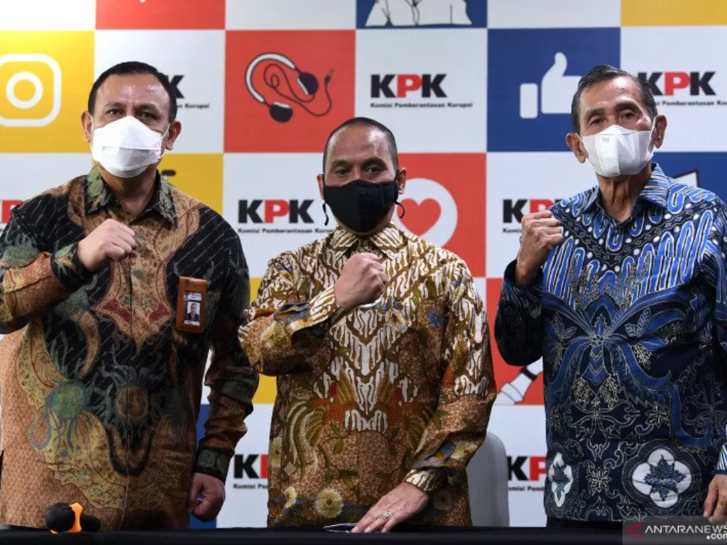 Ketua Dewas KPK Tumpak Panggabean (kanan) didampingi Anggota Dewas Indriyanto Seno Adji (tengah) dan Ketua KPK Firli Bahuri mengepalkan tangan. (Foto: ANTARA/Sigid Kurniawan)