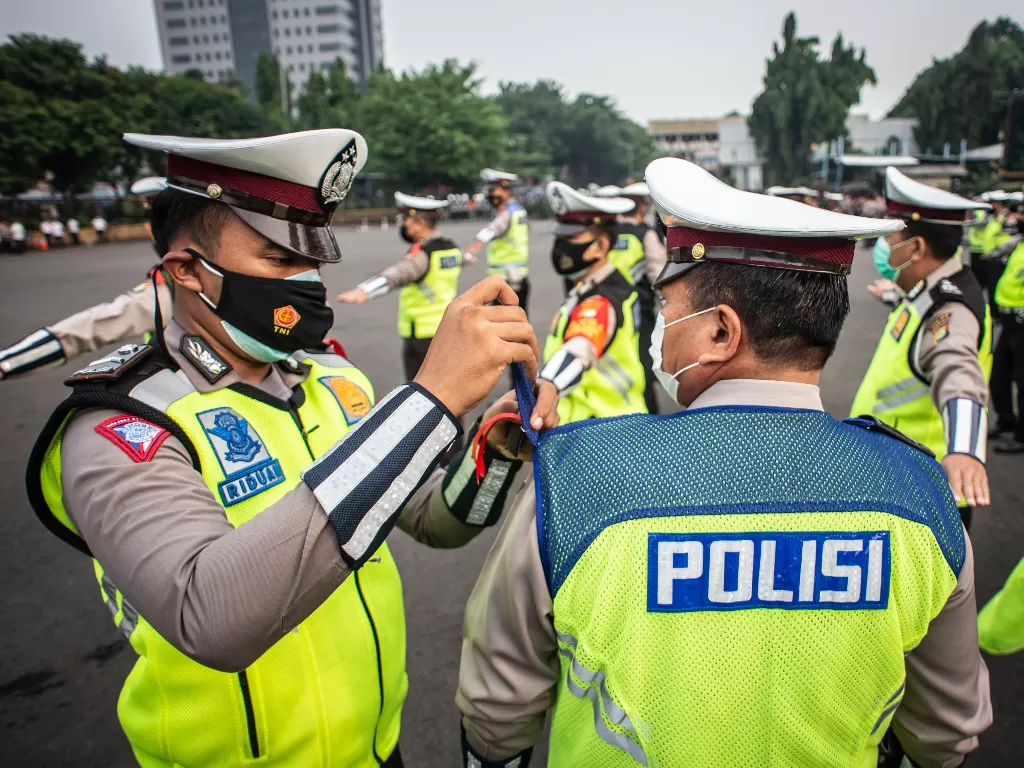 Sejumlah Polisi Lalu Lintas Wanita mengikuti apel Gelar Pasukan Operasi Ketupat Jaya 2021 (ANTARA FOTO/Aprillio Akbar)