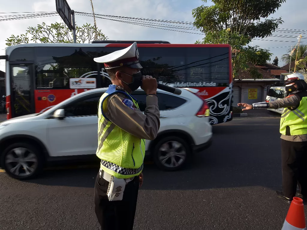 Ilustrasi Polisi Lalu Lintas memberikan imbauan kepada pengguna jalan saat penyekatan bagi warga yang mudik lebih awal. (ANTARA FOTO/Nyoman Hendra Wibowo)