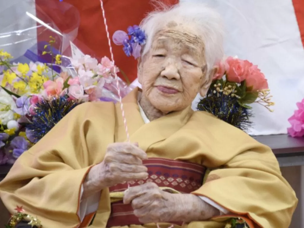 Kane Tanaka, lahir tahun 1903, tersenyum saat perayaan ulang tahunnya yang ke 117 di Fukuoka, Jepang, 5 Januari 2020. (Kyodo/via REUTERS)