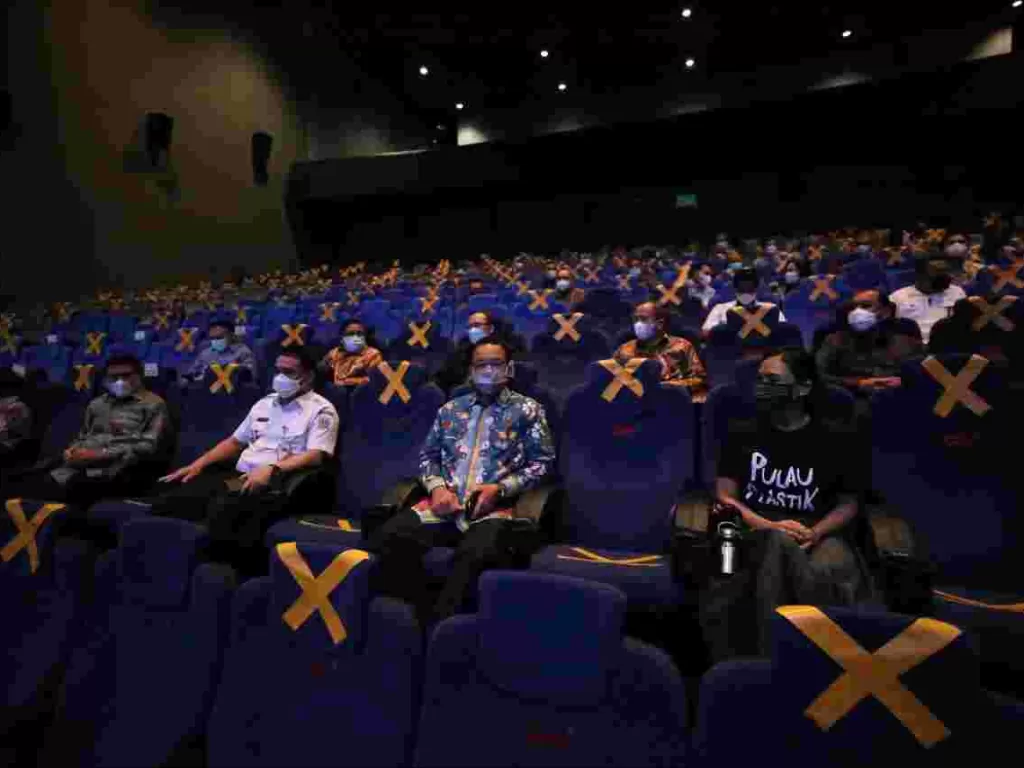 Gubernur DKI Jakarta Anies Baswedan mengajak anak buahnya menonton bioskop. (Dok. Pemprov DKI)