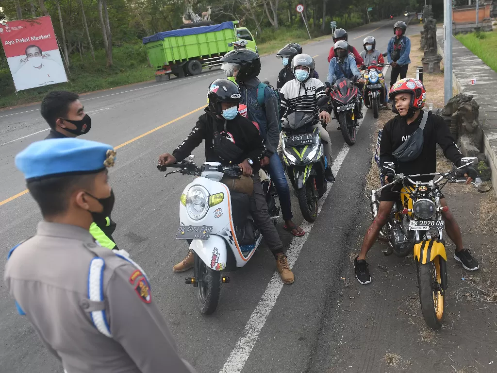 Polisi menghentikan para pengendara motor yang hendak menyeberang ke Jawa karena tidak melengkapi diri dengan surat izin khusus (ANTARA FOTO/Nyoman Budhiana)