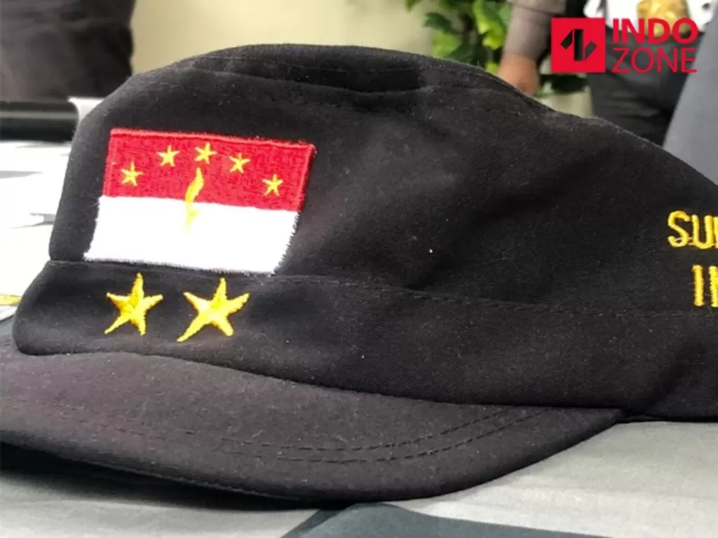 Topi dengan lambang Negara Kekaisaran Sunda Nusantara saat diamankan Polda Metro Jaya. (INDOZONE/Samsudhuha Wildansyah)