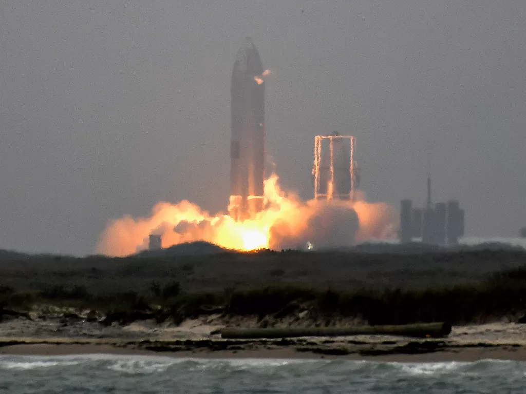 SpaceX SN15 starship prototype melesat dari Boca Chica, Texas (REUTERS/Gene Blevins).