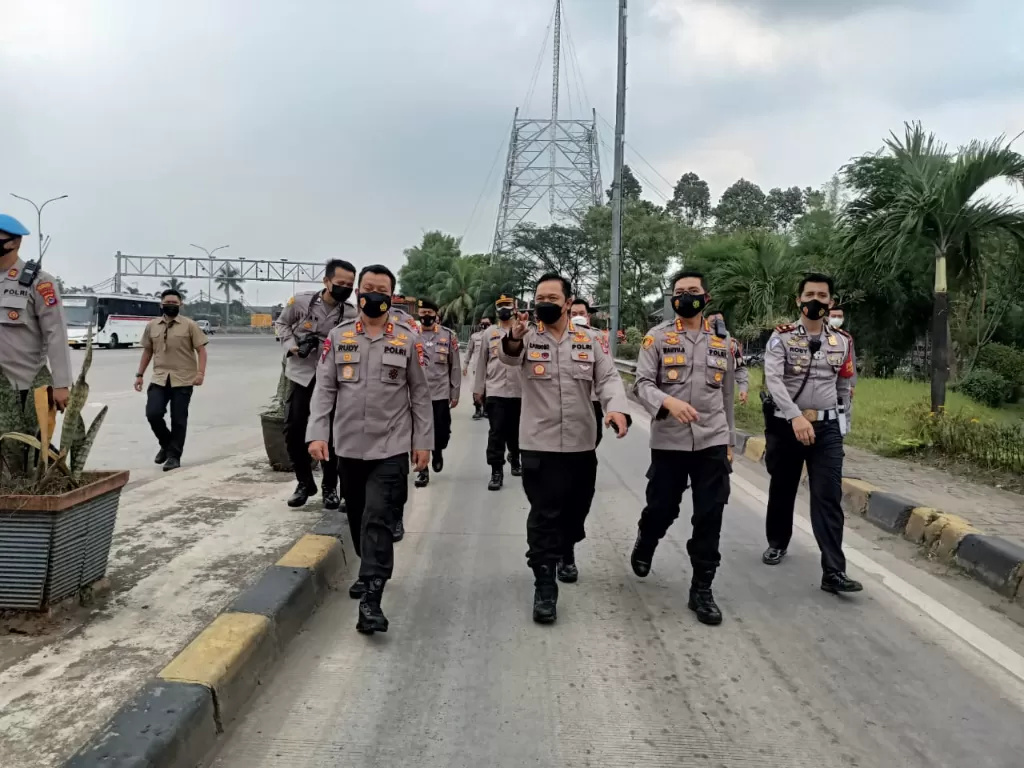 Jajaran Polda Banten putar balikkan kendaraan pemudik. (Humas Polda Banten)